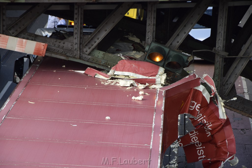 LKW blieb unter Bruecke haengen Koeln Deutz Opladenerstr Deutz Muelheimerstr P050.JPG - Miklos Laubert